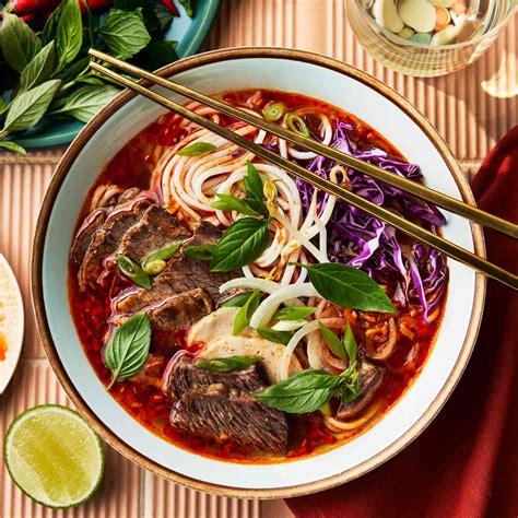  Bún Bò Huế: ซุปเนื้อเผ็ดร้อน! บะหมี่แสนอร่อยจากเมืองที่ซ่อนอยู่ในสายฝน!