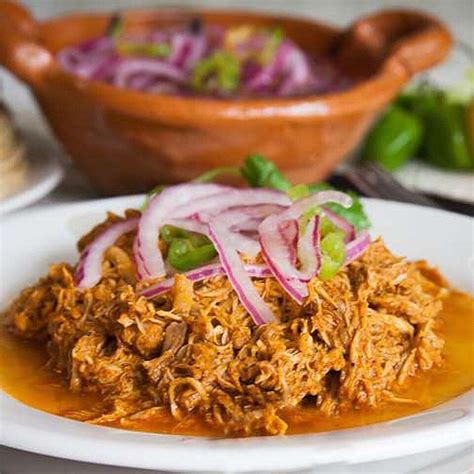  Cochinita Pibil: หอมกรุ่นของหมูอบในใบБананกับรสชาติเปรี้ยวเผ็ดที่กระตุ้นลิ้น!