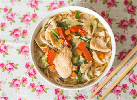  ก๋วยเตี๋ยวไก่ตุ๋นโบราณ สุดยอดความหอมของเนื้อไก่ที่ตุ๋นนุ่มละลายในลิ้นกับซุปรสชาติเข้มข้น