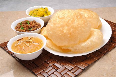  Halwa Puri: Creamy Indulgence Meets Crispy Perfection on Your Plate!