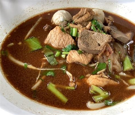  ก๋วยเตี๋ยวซี่โครงหมู: ความหอมหวานของน้ำซุปผสานกับความนุ่มละมุนของเนื้อซี่โครง