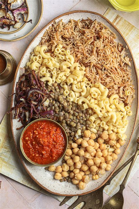  Kushari - A Spicy Symphony of Carbs and Comfort Food Delights!