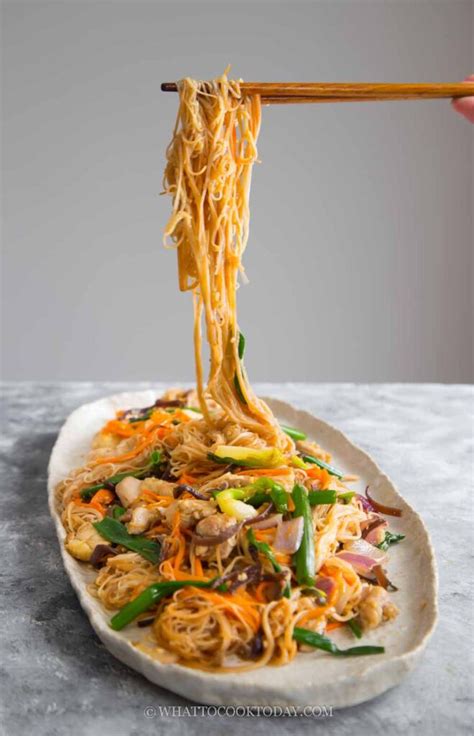  Mee Sua Goreng: สัมผัสรสชาติหอมละมุนของเส้นหมี่ซัวที่ผัดกับเครื่องเทศร้อนแรงและเครื่องปรุงรสจัดจ้าน!