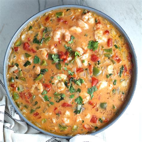   Moqueca de Camarão: สัมผัสความหอมกรุ่นของเครื่องเทศและรสชาติอันเข้มข้นของอาหารทะเล!