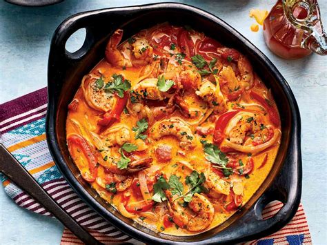  Moqueca de Peixe:  A Rich and Aromatic Brazilian Seafood Stew Cooked in Coconut Milk Will Ignite Your Taste Buds!