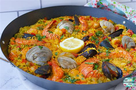  Paella de Mariscos: ความหอมอบอวลของอาหารทะเลผสานเข้ากับความนุ่มละมุนของข้าว